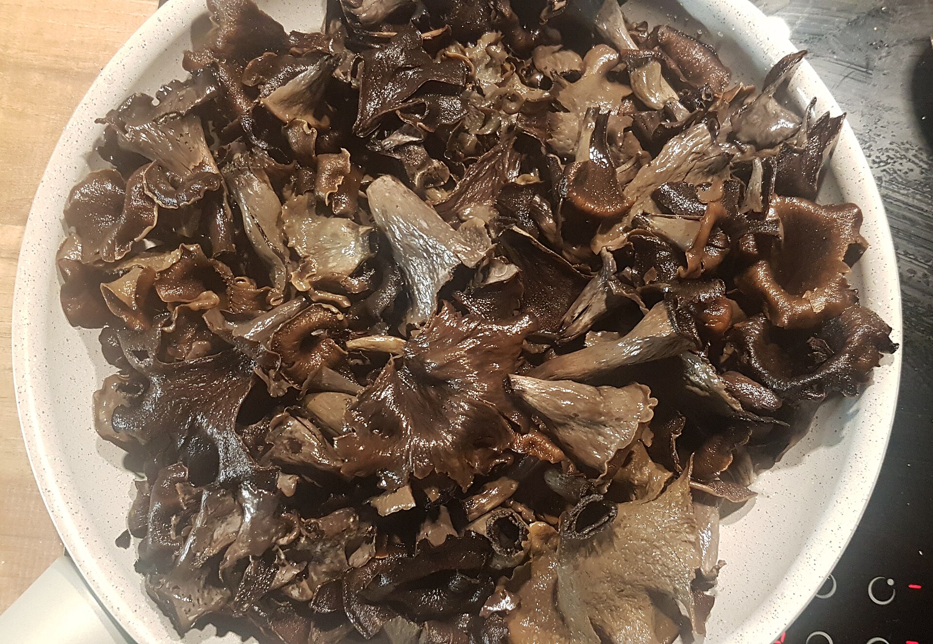 Paprastojo trimitėlio būrys miško paklotėje.